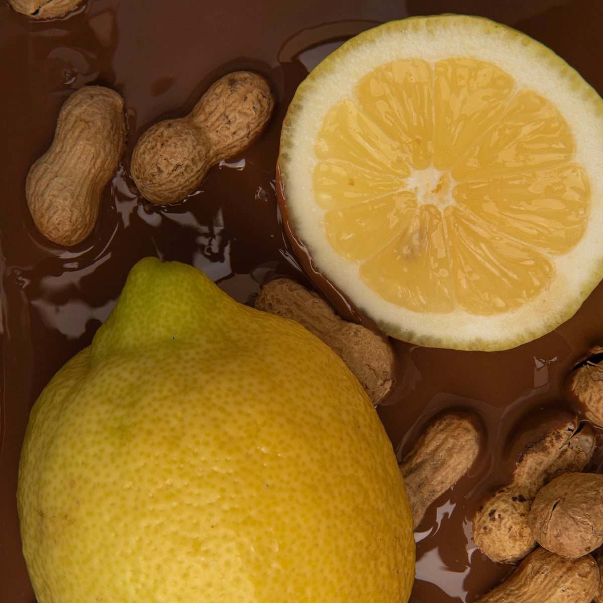 Tableta de chocolate con leche 38% cacao con limón y cacahuetes