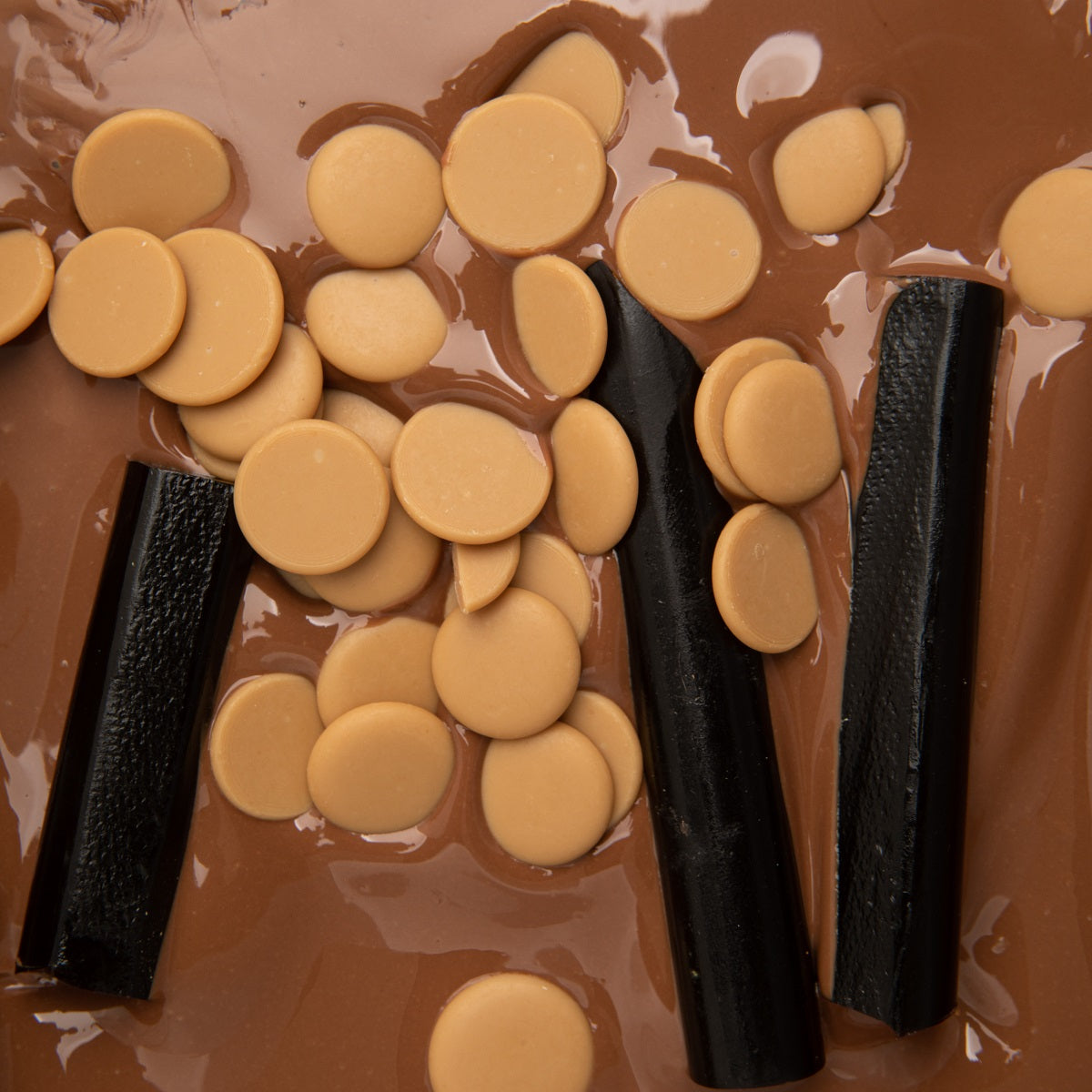 Tableta de chocolate con leche 38% cacao con regaliz y caramelo